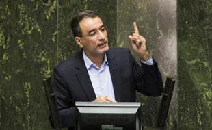 Reza Faraji Dana, ministre iranien des Sciences, s'adresse au Parlement après sa révocation, le 20 août 2014