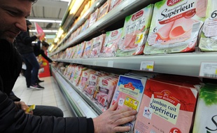 Le rayon jambon d'un supermarché à Nîmes.