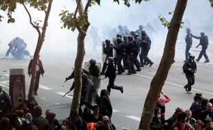 Affrontement entre policiers et manifestants contre la loi travail à Paris, le 14 juin 2016