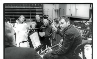Damon Albarn a appris à diriger chœur et orchestre pour ce nouveau projet.