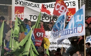 La grève dans les transports, qui a entraîné de fortes perturbations jeudi, malgré une baisse du taux de grévistes, va se poursuivre vendredi, et jusqu'à samedi à la SNCF, la base rechignant à se contenter d'annonces de négociations tripartites (Etat, syndicats, directions).
