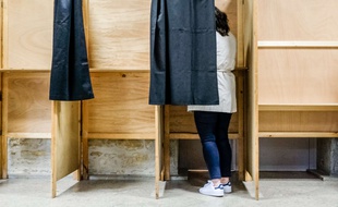 Un femme dans l'isoloir de son bureau de vote, le 7 mai 2017, lors du second tour de l'élection présidentielle.