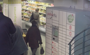 Une consigne de retrait de colis Packcity installée dans un magasin Monop' à Paris.