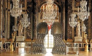 L'artiste portugaise Joana Vasconcelos présente ses œuvres loufoques et girly au château de Versailles jusqu'au 30 septembre.