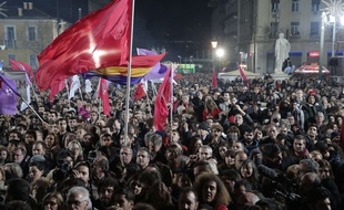 Les supporters de Syriza se sont réunis dimanche soir dans le centre-ville d'Athènes pour célébrer la victoire du parti d'Alexis Tsipras aux législatives. / AP Photo/Lefteris Pitarakis