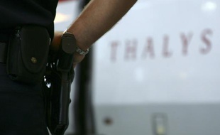 Une patrouille de sécurité dans la Gare du Nord, à Paris, devantr un train Thalys, le 12 août 2006