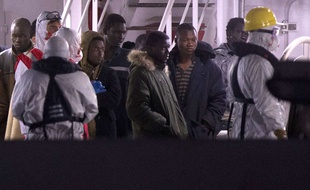 Des survivants du naufrage d'un chalutier dans la Méditerranée, le 19 avril, arrivent à Catania, en Sicile.