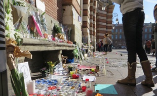 Toulouse; le 15 novembre 2015 - Les Toulousains se recueillent sur la place du Capitole ou des autels spontanés ont vu le jour après les attentats terroristes de Paris le 13 novembre 2015.