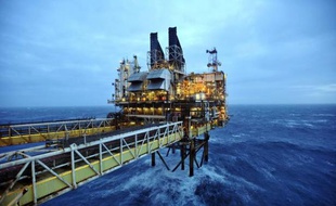 Le géant BP ne va investir que 20 milliards de dollars en 2015, contre les 24 à 26 milliards prévus jusque-là et après 22,9 milliards en 2014