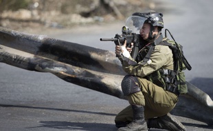 Un soldat israélien en position à Ramallah
