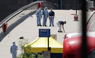 Des experts de la police scientifique britannique inspectent le London Bridge après l'attaque du samedi 3 juin 2017.