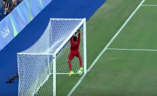 Le gardien algérien Farid Chaal a sorti deux belles boulettes lors du premier match des JO contre le Portugal, le 4 août 2016.