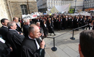 Environ 500 avocats étaient réunis mercredi à Rennes contre la réforme de l'aide juridictionnelle.
