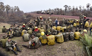 Des soldats boliviens se reposent après avoir combattu le feu dans le parc national Otuquis, le 26 juin 2019.