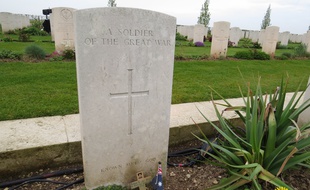 La tombe d'un soldat inconnu dans le cimetière militaire de Villers-Bretonneux, dans la Somme.