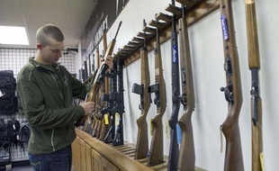 Un Marine cherche à acheter une arme, le 21 décembre 2012 à Knoxville, dans le Tennessee