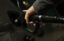 Poursuivi par la police, il s’arrête et fait le plein d’essence