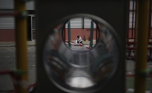 Un enfant dans un cour d'école à Marseille