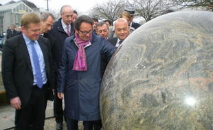 Alors secrétaire d'Etat chargé du commerce et de l'artisanat, Frédéric Lefebvre avait visité une entreprise granitière le 24 novembre 2011 à Louvigné-du-Désert (Ille-et-Vilaine).