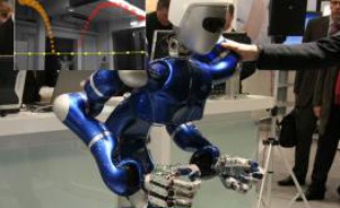 Justin, le robot capable de l'agence aérospatiale allemande DLR, d'attraper une balle.