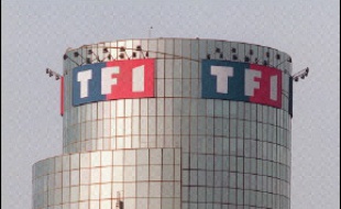 Le groupe audiovisuel TF1 va lancer "dans le courant de l'année 2006" une offre de téléphonie mobile de type MVNO (opérateur mobile virtuel) avec l'opérateur de télécommunications Bouygues Télécom, a annoncé mercredi le PDG du groupe TF1, Patrick Le Lay.