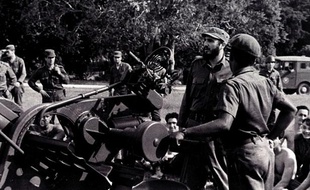 Fidel Castro inspectant une batterie anti-aérienne cubaine pendant la crise des missiles de 1962.