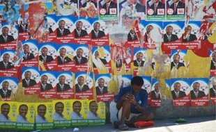Sur les murs des villes, les candidats se livrent à une propagande massive.