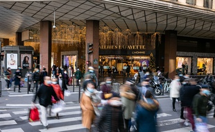 Devant les Galeries Lafayette, à Paris le 28 novembre 2020.