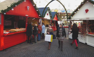 Le marché de Noël se trouve places Royale et du Commerce.