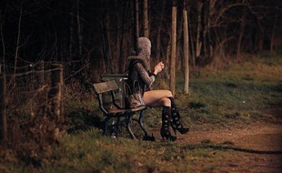 Une prostituée attend des clients dans le Bois de Boulogne à Paris le 2 mars 2012