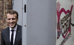 Le président français Emmanuel Macron visite un centre des Restos du cœur du Xe arrondissement de Paris le 21 novembre 2017.
