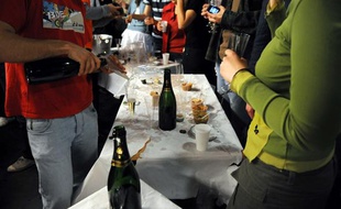 Illustration: des bouteilles d'alcool dans une soirée arrosée.