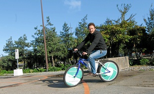 Sebastien Bourbousson est le directeur de Ecovelo, qui lance les vélos publicitaires