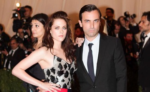 Nicolas Ghesquière et l'une de ses égéries, l'actrice Kristen Stewart, au Metropolitan Museum of Art, à New York, en 2012.