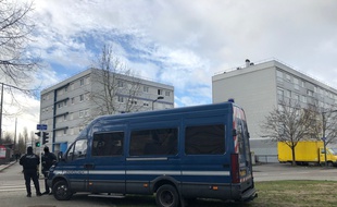 Forces de l'ordre positionnées dans le quartier de l'Elsau à Strasbourg, le 11 février 2020.