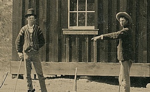Billy the kid, le jeune bandit, pose lors d'un jeu de croquet à New Mexico en 1878.
