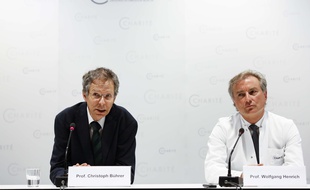 Christoph Buehrer, à gauche, et Wolfgang Henrich, à droite, deux des médecins de Annegret Raunigk, cette mère allemande qui a mis au monde des quadruplés à 65 ans.