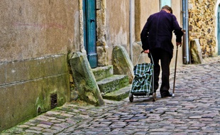 Un homme de 75 ans a chuté en marchant sur les pavés d'une rue du centre de Poitiers, en février 2018.