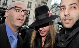 Le créateur John Galiano (C) et son avocat Stéphane Zerbib (G) arrivent au commissariat de police du 3e arrondissement de Paris, le 28 février 2011.