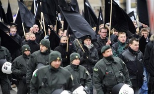 Des néonazis défilant à Dresde (est de l'Allemagne).