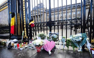 Des fleurs et des bougies devant le palais royal à Bruxelles, le 6 décembre 2014, à la mémoire de la reine Fabiola décédée vendredi à l'âge de 86 ans