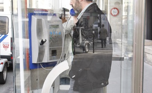 Illustration d'une cabine téléphonique à Paris.