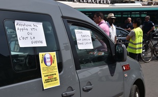 Des manifestations des taxis contre les VTC et particulièrement Uber ont eu lieu un peu partout en France le 25 juin, comme ici gare de Lyon à Paris. LIONEL URMAN/SIPA