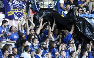 Les supporters des Ultra Boys 90, au stade de la Meinau à Strasbourg.
