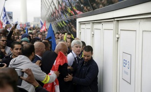 Pierre Plissonnier, l'un des deux dirigeants d'Air France, molesté en marge d'un comité central d'entreprise le 5 octobre 2015 à Roissy-en-France