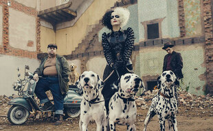 Paul Walter Hauser, Emma Stone et Joel Fry dans «Cruella» de Craig Gillepsie