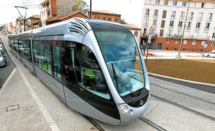 Le tramway Garonne, ici avenue de Muret.