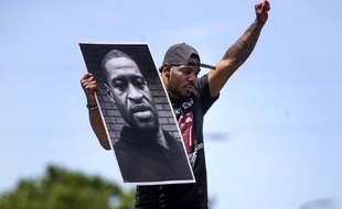 Tony L. Clark avec une photo de George Floyd le 28 mai 2020