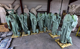 Les 12 statues de la flèche de Notre-Dame avaient été décrochées jeudi et se trouvent dans un atelier en Dordogne.