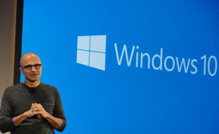 Le directeur général de Microsoft Satya Nadella s'exprime lors d'une conférence de presse le 21 janvier 2015 à Redmond